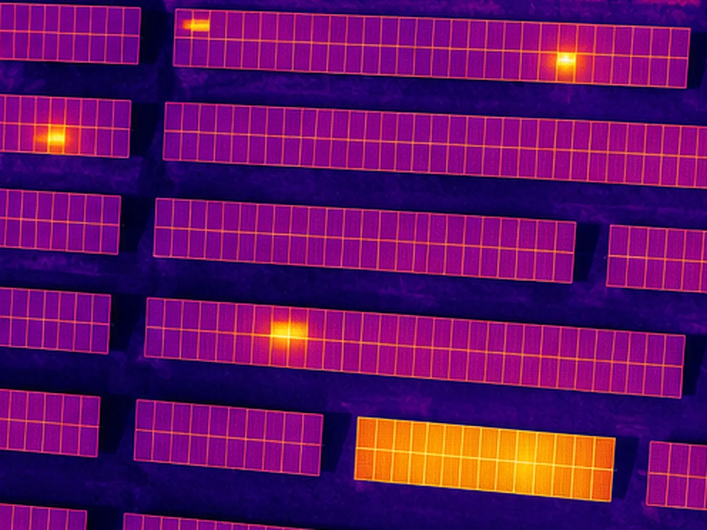 Immagine termica con hotspot su impianto fotovoltaico
